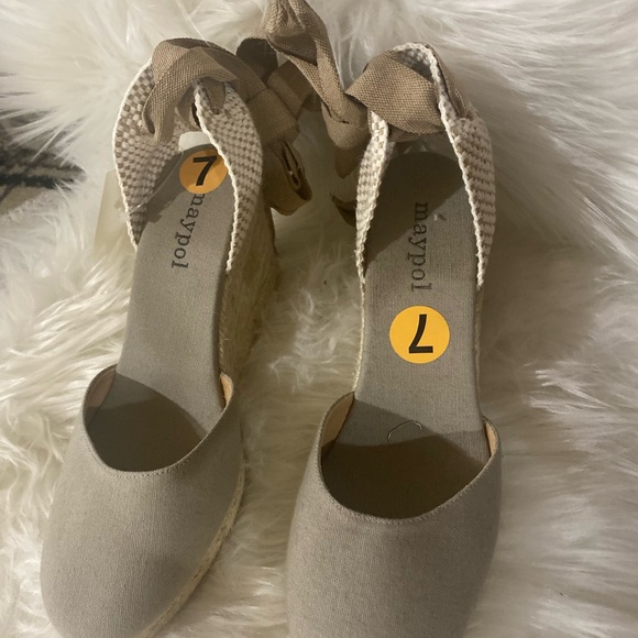 Brand new sandals - Picture 2 of 4